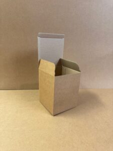 Gjafakassi 135x135x170mm með kræktum botni