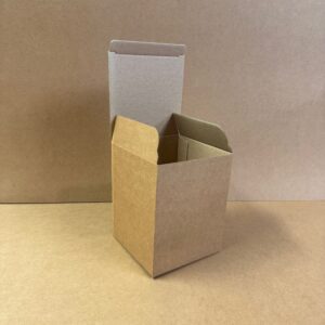 Gjafakassi 135x135x170mm með kræktum botni