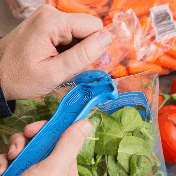 Notandi opnar plastpoka með ferskvöru með bláum málmgreinanlegum öryggisskera (DFC364MD)